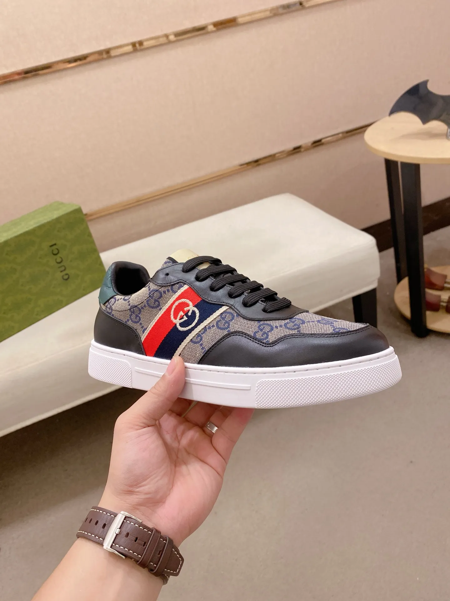Factory price: 400💰 (GUCCI) The latest model from the official website 🎁🎁Casual and fashionable men's shoes👟, hot style💥The version is simple and elegant, exclusive for trendy men. Unique latest brand elements from the official website👑Original decoration, fashionable and generous, the fabric is original cowhide ✅Sheepskin lining, the official website specifies wear-resistant casual outsole, the classic model is taken in kind at the counter🎬38-44 (45 is not returned or exchanged when customized)